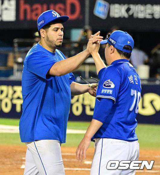 [OSEN=잠실, 지형준 기자] 삼성이 강민호, 후라도를 앞세워 이틀 전 꼴찌 키움 히어로즈에 당한 스윕패 충격을 극복했다.&nbsp;프로야구 삼성 라이온즈는 1일 서울 잠실구장에서 열린 2025 신한 SOL뱅크 KBO리그 두산 베어스와의 시즌 10번째 맞대결에서 4-1로 승리했다.삼성은 3연전 기선제압과 함께 최근 4연패, 원정 5연패에서 탈출하며 시즌 40승 1무 39패를 기록했다. 잠실구장 5연승에 성공. 반면 연승에 실패한 두산은 31승 3무 46패가 됐다.&nbsp;경기를 마치고 삼성 박진만 감독이 후라도와 승리 하이파이브를 하고 있다. 2025.07.01 /jpnews@osen.co.kr