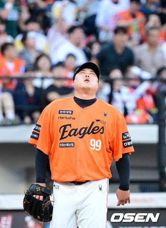 [OSEN=대전, 최규한 기자] 26일 대전 한화생명볼파크에서 ‘2025 신한 SOL Bank KBO리그’ 한화 이글스와 SSG 랜더스의 경기가 열렸다.홈팀 한화는 류현진, 방문팀 SSG는 김광현을 선발로 내세웠다.1회초 무사 만루 상황 SSG 김성욱에게 3타점 2루타를 내준 한화 선발 류현진이 아쉬워하고 있다. 2025.07.26 / dreamer@osen.co.kr