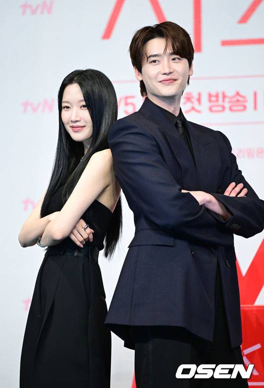 [OSEN=최규한 기자] 1일 오후 서울 신도림동 더링크서울 트리뷰트 포트폴리오 호텔에서 tvN 새 토일드라마 ‘서초동’ 제작발표회가 열렸다.‘서초동’은 매일 서초동 법조타운으로 출근하는 어쏘 변호사(법무법인에 고용되어 월급을 받는 변호사) 5인방의 희로애락 성장기를 담아내는 드라마다.배우 이종석과 문가영이 포토타임을 하고 있다. 2025.07.01 / dreamer@osen.co.kr