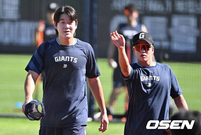 [OSEN=부산, 이석우 기자] 25일 부산 사직야구장에서 2025 신한 SOL 뱅크 KBO 리그 롯데 자이언츠와 KIA 타이거즈의 경기가 열린다. 홈팀 롯데는 데이비슨이, 방문팀 KIA는 김건국이 선발 출전한다.롯데 자이언츠 나승엽과 이호준이 훈련을 마치고 더그아웃으로 들어가고 있다. 2025.07.25 / foto0307@osen.co.kr