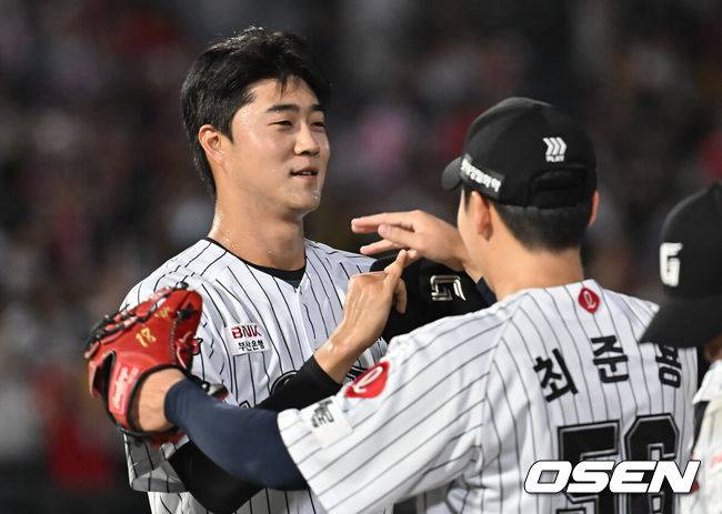 [OSEN=부산, 이석우 기자] 26일 부산 사직야구장에서 2025 신한 SOL 뱅크 KBO 리그 롯데 자이언츠와 KIA 타이거즈의 경기가 열렸다. 홈팀 롯데는 이민석이, 방문팀 KIA는 이의리가 선발 출전했다.롯데 자이언츠 윤성빈이 KIA 타이거즈에 9-4로 승리한 후 최준용과 기쁨을 나누고 있다. 2025.07.26 / foto0307@osen.co.kr