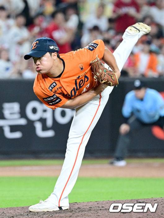 [OSEN=대전, 최규한 기자] 26일 대전 한화생명볼파크에서 ‘2025 신한 SOL Bank KBO리그’ 한화 이글스와 SSG 랜더스의 경기가 열렸다.홈팀 한화는 류현진, 방문팀 SSG는 김광현을 선발로 내세웠다.8회초 1사 1, 3루 상황 마운드에 오른 한화 투수 정우주가 힘차게 공을 뿌리고 있다. 2025.07.26 / dreamer@osen.co.kr