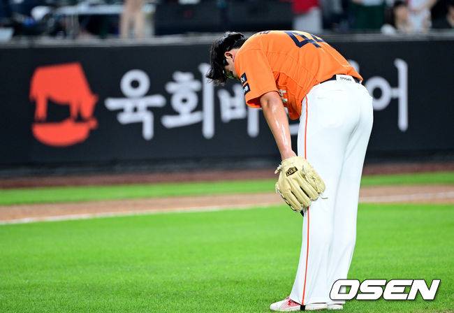 지난 25일 경기를 마무리지은 뒤 SSG 더그아웃을 향해 허리 숙여 미안함을 전하는 한화 투수 김서현.