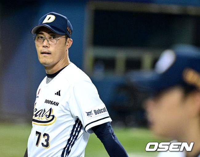[OSEN=잠실, 최규한 기자] 두산이 타선의 집중력을 앞세워 갈길 바쁜 라이벌 LG의 7연승을 저지했다. 베테랑 좌완투수 고효준은 42세라는 늦은 나이에 승리투수가 되는 기쁨을 안았다.&nbsp;프로야구 두산 베어스는 27일 서울 잠실구장에서 열린 2025 신한 SOL뱅크 KBO리그 LG 트윈스와의 시즌 11차전에서 9-6으로 승리했다.경기를 마치고 승리한 두산 조성환 감독이 선수들과 인사를 나눈 뒤 그라운드를 나서고 있다. 2025.07.27 / dreamer@osen.co.kr