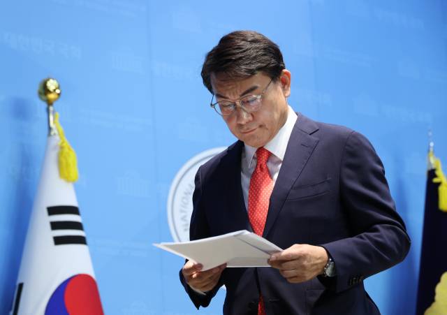 ▲국민의힘 윤상현 의원이 24일 서울 여의도 국회 소통관에서 최근 자신이 주최한 토론회 관련 논란에 대해 기자회견을 마친 뒤 밖으로 나서고 있다. ⓒ연합뉴스