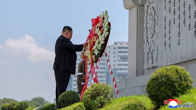 김정은 북한 국무위원장이 조국해방전쟁승리 72주년(7월 27일)을 맞아 지난 26일 6·25전쟁 참전 중국군을 추모하는 우의탑을 찾았다. (사진=조선중앙통신, 연합뉴스)
