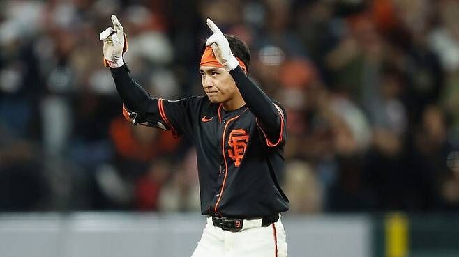 샌프란시스코 자이언츠의 이정후(51번)가 뉴욕 메츠와의 경기 9회 말에 2루타를 친 뒤 세리머니를 하고 있다. (사진=게티이미지코리아)