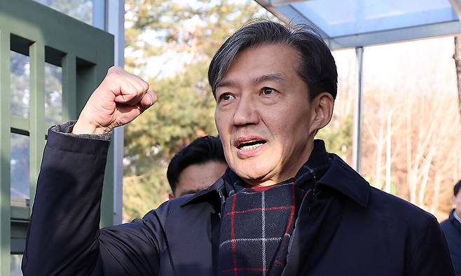 지난 2024년 12월 16일 자녀 입시 비리와 청와대 감찰 무마 등 혐의로 기소돼 징역 2년 형이 확정된 조국혁신당 조국 전 대표가 경기도 의왕 서울구치소 앞에서 수감되기 전 지지자들을 향해 주먹을 쥐어보이고 있다. 연합뉴스