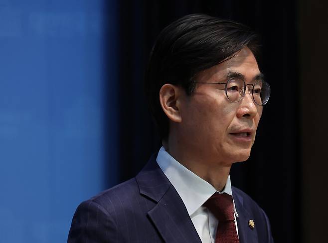 국민의힘 당대표 출마선언을 한 조경태 의원이 27일 오후 서울 여의도 국회 소통관에서 '혁신후보 단일화 재촉구 기자회견'을 열고 발언하고 있다. 뉴시스