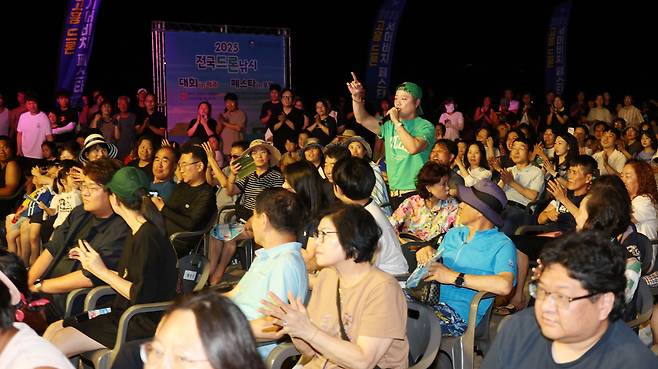 전라남도와 고흥군 주최, 세계일보 등 주관으로 26일 전남 고흥군 남열해돋이해수욕장 일원에서 열린 '2025 고흥 드론 서머비치 페스타' 개막식에서 가수 아웃사이더가 축가 공연을 하고 있다. 고흥=이제원 선임기자