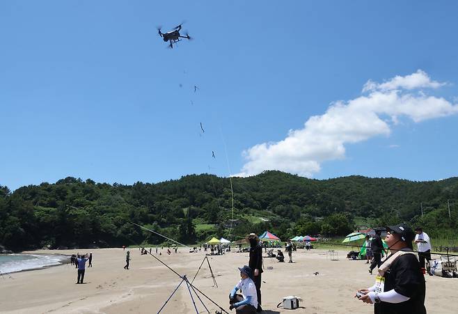 26일 전남 고흥군 영남면 남열해돋이 해수욕장 일원에서 열린 ‘2025 고흥 드론 서머비치 페스타’ 전국드론낚시대회에서 출전 선수들이 드론낚시를 하고 있다. 고흥=이제원 선임기자