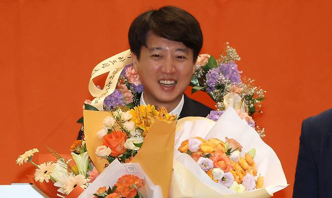 개혁신당 당대표로 선출된 이준석 의원이 27일 서울 여의도 국회에서 열린 당대표 및 최고위원 선출 위한 제2차 전당대회에서 꽃다발을 전달받고 있다. 뉴스1