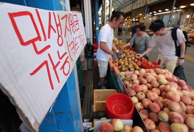 민생회복 소비쿠폰 지급 후 첫 주말인 27일 서울 동대문구 청량리종합시장 한 가게에 쿠폰 사용이 가능하다는 안내문이 붙어 있다. 2025.7.27. 연합뉴스
