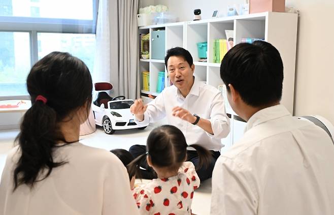 미리내집 입주자와 대화하는 오세훈 시장 - 오세훈 서울시장이 지난달 15일 서울 광진구 자양동 롯데캐슬 이스트폴 ‘미리내집’에 입주한 신혼부부 가정을 찾아 대화하고 있다.  뉴시스