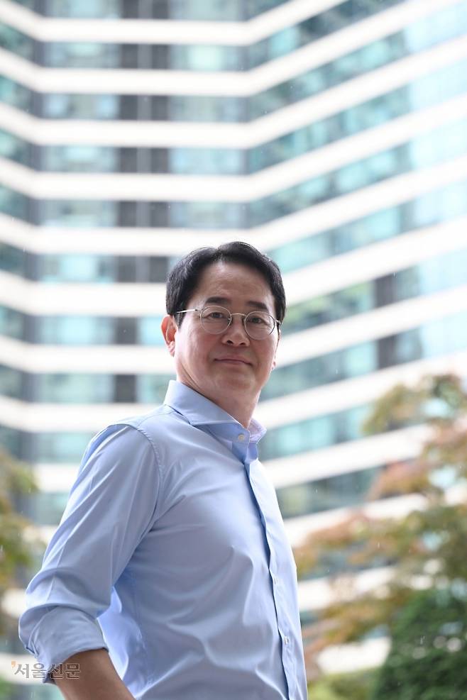 표영호 굿마이크·표박스주식회사 대표가 27일 서울 강남의 한 아파트를 배경으로 포즈를 취하고 있다. 현재 78만명의 구독자를 보유한 ‘표영호TV’ 채널을 운영 중인 그는 아파트 구매와 관련해 정부의 6·27 대출 규제 이후 이어질 세제 개편을 눈여겨보라고 조언했다. 홍윤기 기자