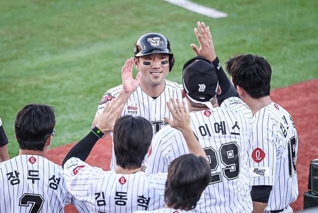 롯데 자이언츠 전준우가 26일 부산 사직야구장에서 열린 2025 KBO리그 정규시즌 KIA 타이거즈와의 홈 경기에서 안타를 친 뒤 동료들과 하이파이브하고 있다. 롯데 자이언츠 소셜미디어