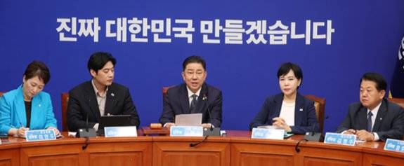 김병기 더불어민주당 당대표 직무대행 겸 원내대표(가운데)가 7월 11일 최고위원회의를 주재하고 있다. 뉴시스