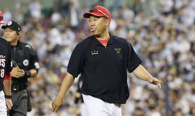 [서울=뉴시스] 추상철 기자 = 19일 오후 서울 송파구 잠실야구장에서 열린 2024 KBO리그 KIA 타이거즈와 두산 베어스의 경기, 3회말 1사 주자2루 상황에서 심판이 KIA 투수 김기훈의 보크를 선언하자 이범호 감독이 항의한 후 덕아웃으로 향하고 있다. 2024.09.19. scchoo@newsis.com