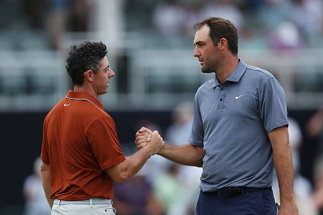 로리 매킬로이(왼쪽)와 스코티 셰플러가 2025 PGA 투어 올해의 선수를 두고 치열한 경쟁을 이어가고 있다. 지난 5월 PGA 챔피언십 2라운드를 마친 뒤 인사하고 있다. ｜게티이미지