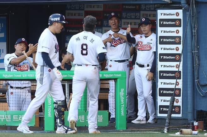 조성환 두산 감독 대행이 25일 잠실 LG전에서 안타를 친 제이크 케이브를 향해 엄지를 들어보이고 있다. 두산베어스 제공
