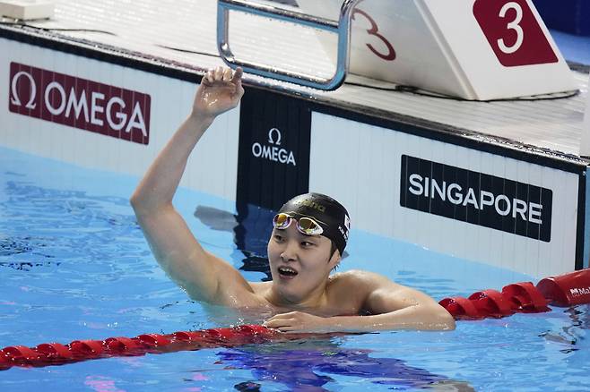 김우민이 27일 싱가포르에서 열린 세계 수영 선수권 대회 남자 400m 자유형 결승에서 동메달을 획득한 후 팔을 들어보이며 기뻐하고 있다. AP연합뉴스