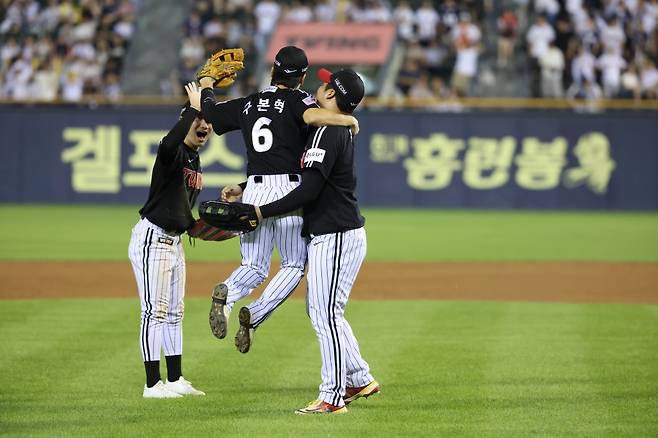 25일 경기 종료 후 기뻐하는 LG 선수들. 사진=LG 트윈스 제공