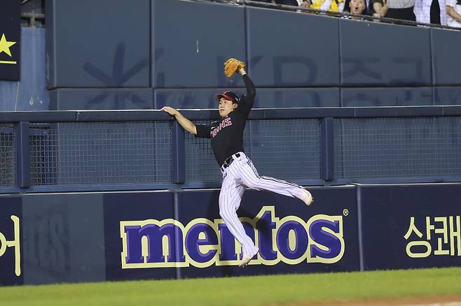 LG 트윈스 구본혁의 25일 9회 슈퍼 캐치 순간. 사진=LG 트윈스 제공