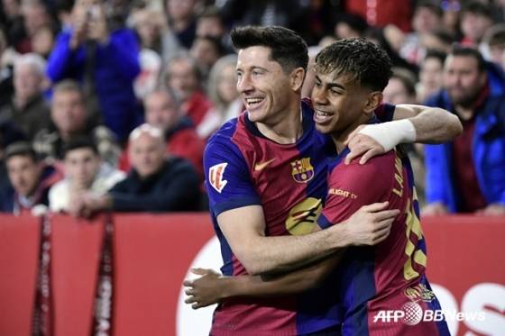 로베르트 레반도프스키(왼쪽)와 라민 야말. /AFPBBNews=뉴스1