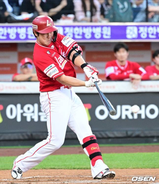 타격하고 있는 최정.