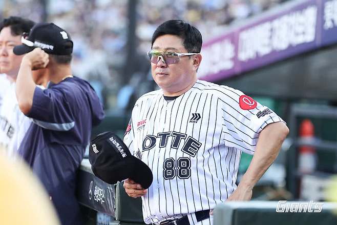 김태형 감독이 이끄는 롯데 자이언츠가 27일 부산 사직야구장에서 열린 2025 신한 SOL Bank KBO리그 KIA 타이거즈와의 팀 간 12차전에서 승리, 5연승을 질주했다. 사진 롯데 자이언츠