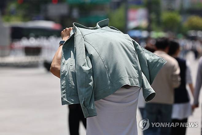 따가운 햇빛 피해 [연합뉴스 자료사진]