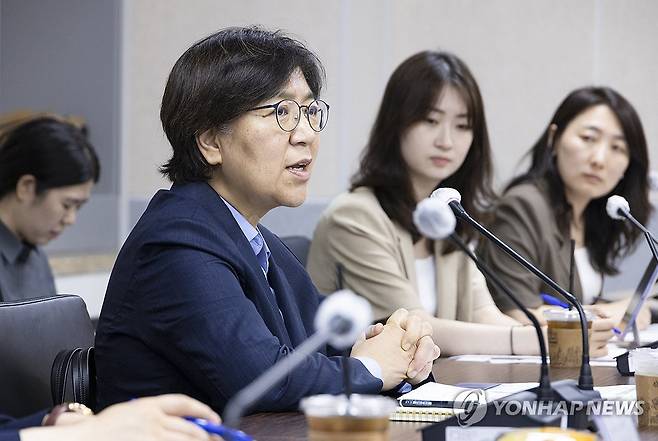 간담회 주재하는 정은경 장관 (서울=연합뉴스) 정은경 보건복지부 장관이 25일 서울 중구 한국생명존중희망재단에서 열린 자살예방 전문가 간담회를 주재하고 있다. 2025.7.25 [보건복지부 제공. 재판매 및 DB 금지] photo@yna.co.kr