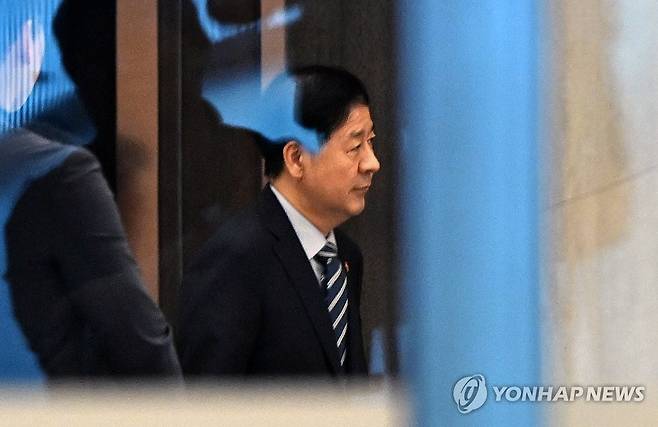 굳은 표정으로 나서는 구윤철 기재부 장관 (영종도=연합뉴스) 이진욱 기자 = 한미간 '2+2 통상협상'을 위해 미국으로 출국하려던 구윤철 부총리 겸 기재부 장관이 24일 인천국제공항 귀빈실에서 굳은 표정으로 나오고 있다.
    기획재정부는 24일 오전 언론 공지를 통해 "미국과 예정됐던 25일 '2+2협상'은 미국 스콧 베선트 재무장관의 긴급한 일정으로 인해 개최하지 못하게 됐다"고 밝혔다. 2025.7.24 cityboy@yna.co.kr