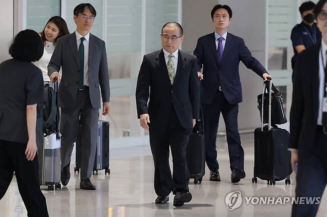 돌아온 위성락 국가안보실장 (영종도=연합뉴스) 최재구 기자 = 대미 관세 협상을 지원하기 위해 지난 20일 미국을 방문했던 위성락 국가안보실장이 24일 인천국제공항 제2여객터미널을 통해 귀국하고 있다. 2025.7.24 [공동취재] jjaeck9@yna.co.kr