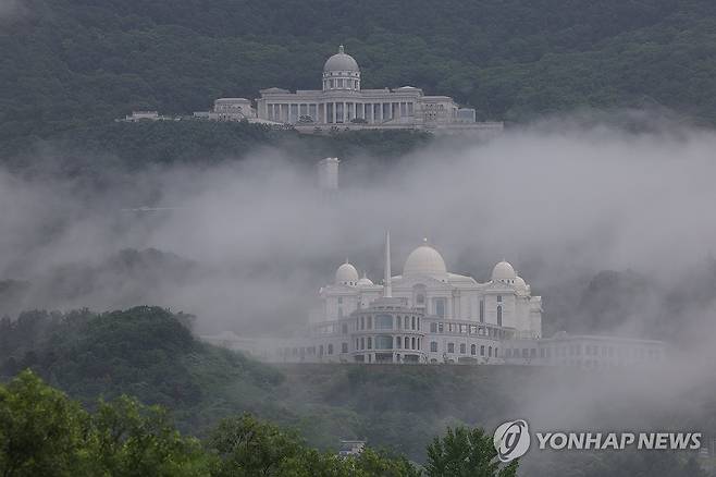 김건희 특검, 통일교 압수수색 (가평=연합뉴스) 임병식 기자 = 김건희 여사의 각종 의혹들을 수사하는 민중기 특별검사팀이 통일교 시설과 관계자를 대상으로 압수수색에 나선 18일 오전 경기도 가평군 통일교 본부에 비구름이 걸려 있다. 2025.7.18 andphotodo@yna.co.kr