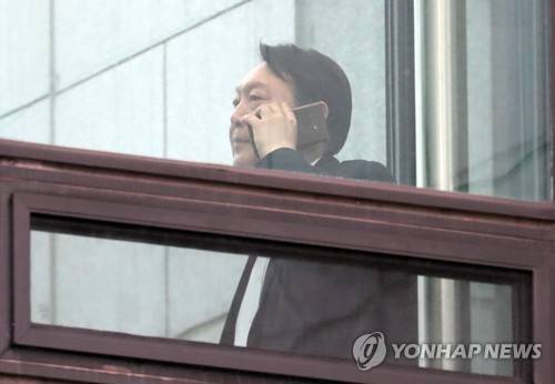 윤석열 전 대통령이 검찰총장이던 2019년 서초동 대검찰청에서 전화통화를 하는 모습 [연합뉴스 자료사진]