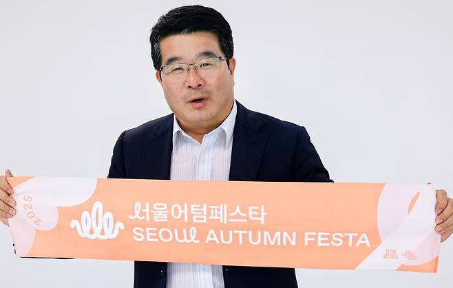 서울어텀페스타 굿즈 펼쳐보이는 송형종 대표이사 (서울=연합뉴스) 신현우 기자 = 송형종 서울문화재단 대표이사가 지난 25일 서울 성북구 서울연극창작센터에서 연합뉴스와 인터뷰하며 오는 10월에 열릴 공연예술축제 '서울어텀페스타' 슬로건이 적힌 굿즈를 펼쳐보이고 있다. 2025.7.27 nowwego@yna.co.kr
