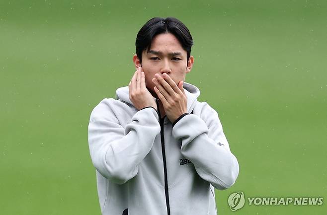 레딩전을 준비하던 토트넘 양민혁. [로이터=연합뉴스]