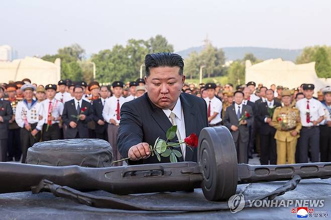 북한 김정은, '전승절' 72주년에 조국해방전쟁참전열사묘 방문 (평양 조선중앙통신=연합뉴스) 김정은 북한 국무위원장이 조국해방전쟁승리 72주년(7월 27일)을 맞아 지난 26일 전쟁노병들과 함께 조국해방전쟁참전열사묘를 찾았다고 조선중앙통신이 27일 보도했다. 2025.7.27 
    [국내에서만 사용가능. 재배포 금지. For Use Only in the Republic of Korea. No Redistribution] nkphoto@yna.co.kr