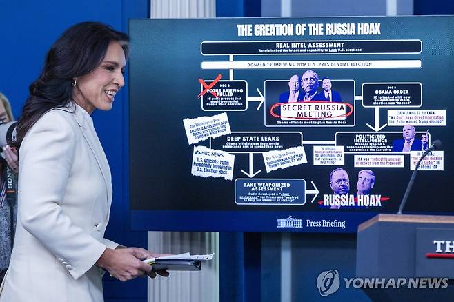 버락 오바마 전 대통령 관련 음모론을 브리핑하는  털시 개버드 국가정보국 국장 [EPA 연합뉴스 자료사진]