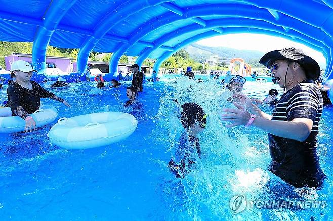 인제군 여름축제 즐기는 관광객들 (인제=연합뉴스) 지난 26일 강원 인제군 남면 빙어호 일원에서 여름축제 '여름愛 인제愛 빠지다'가 개막해 관광객들이 물놀이를 즐기고 있다.[인제군 제공. 재판매 및 DB 금지]