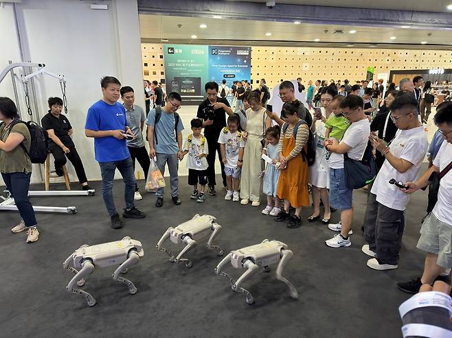 중국 상하이에서 열린 2025 세계인공지능대회 [촬영 정성조](상하이=연합뉴스) 정성조 특파원 = 27일 오전 중국 상하이에서 열린 '2025 세계인공지능대회(WAIC)' 전시장. 2025.7.27 xing@yna.co.kr