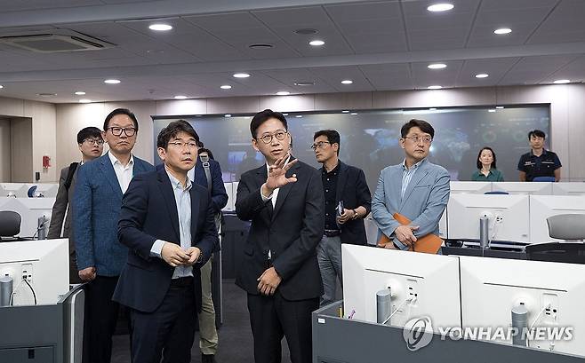 배경훈 장관, 인터넷침해대응센터 방문 (서울=연합뉴스) 배경훈 과학기술정보통신부 장관이 27일 서울 송파구 한국인터넷진흥원 인터넷침해대응센터에서 사이버 위협에 대한 대응체계를 점검하고 있다. 2025.7.27 [과학기술정보통신부 제공. 재판매 및 DB 금지] photo@yna.co.kr