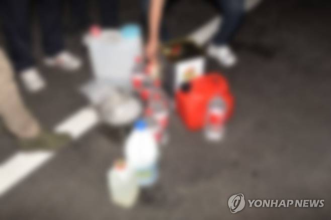 '인천 사제총기 사건' 피의자 자택에서 나온 폭발물 [연합뉴스 자료사진]