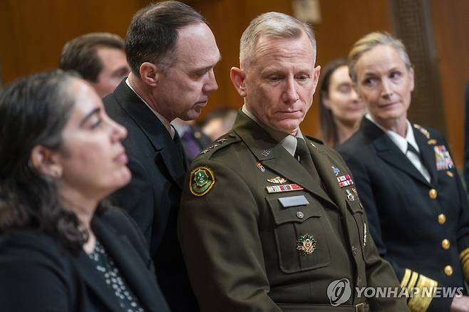 미 합동참모본부장 더글러스 A. 심스 중장(가운데) [EPA=연합뉴스 자료사진]