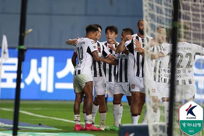 린가드의 골에 기뻐하는 서울 선수들 [한국프로축구연맹 제공. 재판매 및 DB 금지]