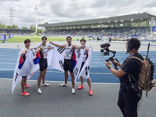 한국 육상 남자 계주 400ｍ 대표팀, 하계U대회 우승 (서울=연합뉴스) 27일(한국시간) 독일 보훔 로르하이데 스타디움에서 열린 U대회 육상 남자 400ｍ 계주 결선에서 우승한 한국 선수들이 기념 촬영을 하고 있다. 왼쪽부터 김정윤, 이재성, 나마디 조엘진, 서민준. [대한육상연맹 제공. 재판매 및 DB금지]