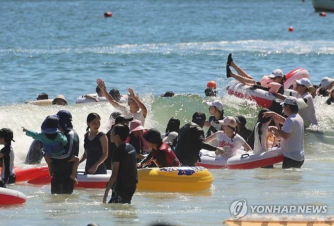 해운대의 여름 (부산=연합뉴스) 박성제 기자 = 27일 오후 부산 해운대해수욕장에서 피서객들이 물놀이하며 더위를 식히고 있다. 이날 전국적으로 무더위가 기승을 부린 가운데 부산 일부 지역도 33도를 기록했다. 2025.7.27 psj19@yna.co.kr