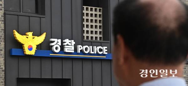 13일 오후 인천 부평역에서 ‘부평 가정폭력 살인’ 피해자 유족이 인근 지구대를 바라보고 있다. 2025.7.13 /조재현기자 jhc@kyeongin.com