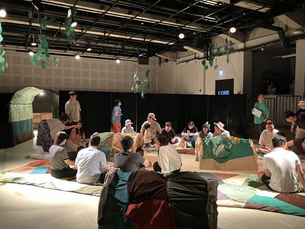 일본 극단 야마노 온가쿠샤의 ‘숲속에서’ 공연이 지난 26일 경기상상캠퍼스 ‘공간1986’에서 열렸다. 이 공연은 경기문화재단이 올해 첫선을 보인 경기 아기공연예술 페스티벌 ‘작은 몸, 큰 상상’ 프로그램 중 하나다. /경기문화재단 제공